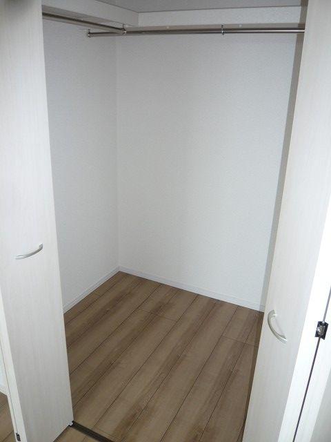 Receipt. Convenient Walk-in closet in the master bedroom.