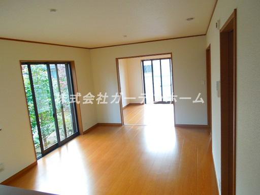 Living. Station 15-minute walk ・ Good location popular counter kitchen of Tsuzukiai Western-style is attractive same day your tour Allowed parallel two spacious car space in the popularity of readjustment land
