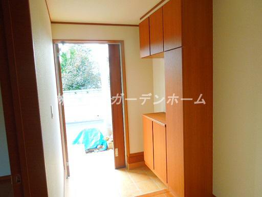 Entrance. Station 15-minute walk ・ Good location popular counter kitchen of Tsuzukiai Western-style is attractive same day your tour Allowed parallel two spacious car space in the popularity of readjustment land