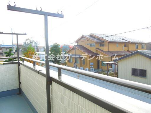 Balcony. Station 15-minute walk ・ Good location popular counter kitchen of Tsuzukiai Western-style is attractive same day your tour Allowed parallel two spacious car space in the popularity of readjustment land