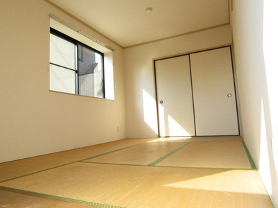 Living and room. It is also housed with a Japanese-style room