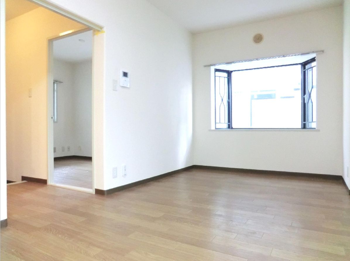 Living and room. There is a bay window on the south side ・ It contains the bright sunlight