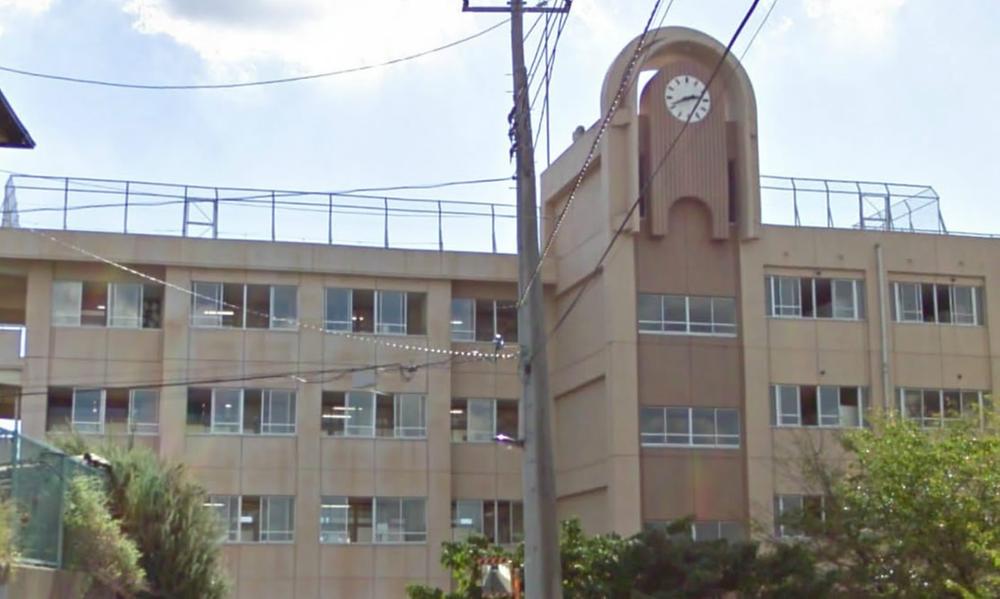 Junior high school. 1830m to Saitama City three-chamber junior high school