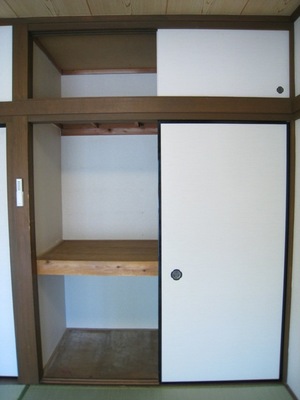 Receipt. Japanese-style room of the housing is the upper closet with