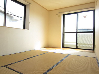 Living and room. Bright Japanese-style room facing the balcony