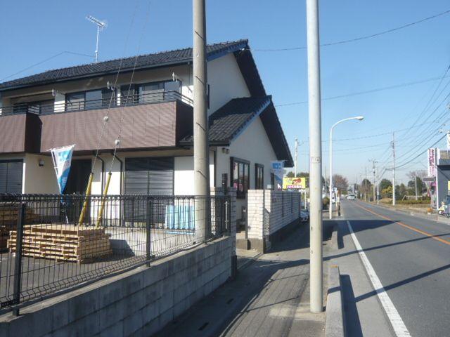 Local photos, including front road. Before the road width 11m