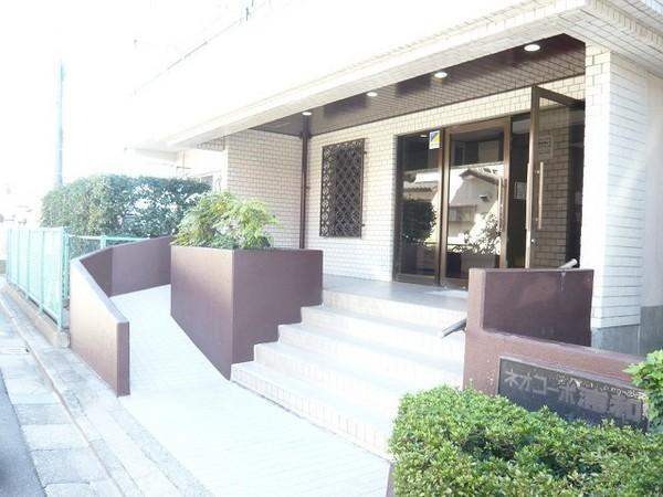 Entrance. Always been tidy, Poised Entrance.