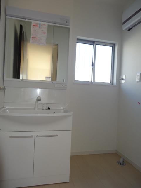 Wash basin, toilet. 1 Building: Indoor (11 May 2013) Shooting