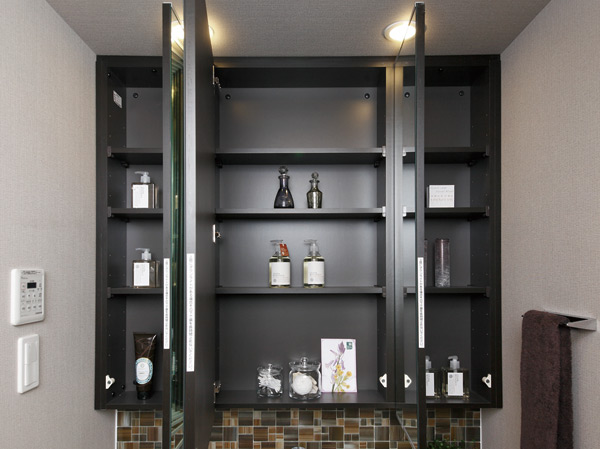 Bathing-wash room.  [Three-sided mirror back storage] Three-sided mirror back storage that can be delicate and tidy.