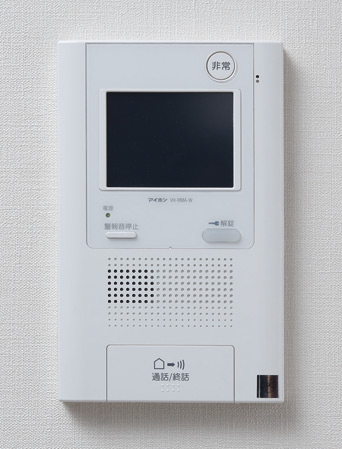 Security.  [Intercom with color monitor] Intercom that the visitor can see in the video and audio. Was a convenient hands-free type even when your hands are busy.  ※ Intercom slave unit without camera.