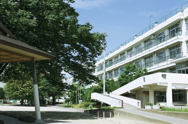Saitama Municipal Takasago Elementary School. 1871 founding, 1933 to have a history that has become Genko name (a 15-minute walk / About 1200m)