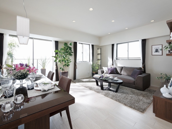 Bright living room with a window on two sides ・ dining. Goodness of sunshine is a big attraction