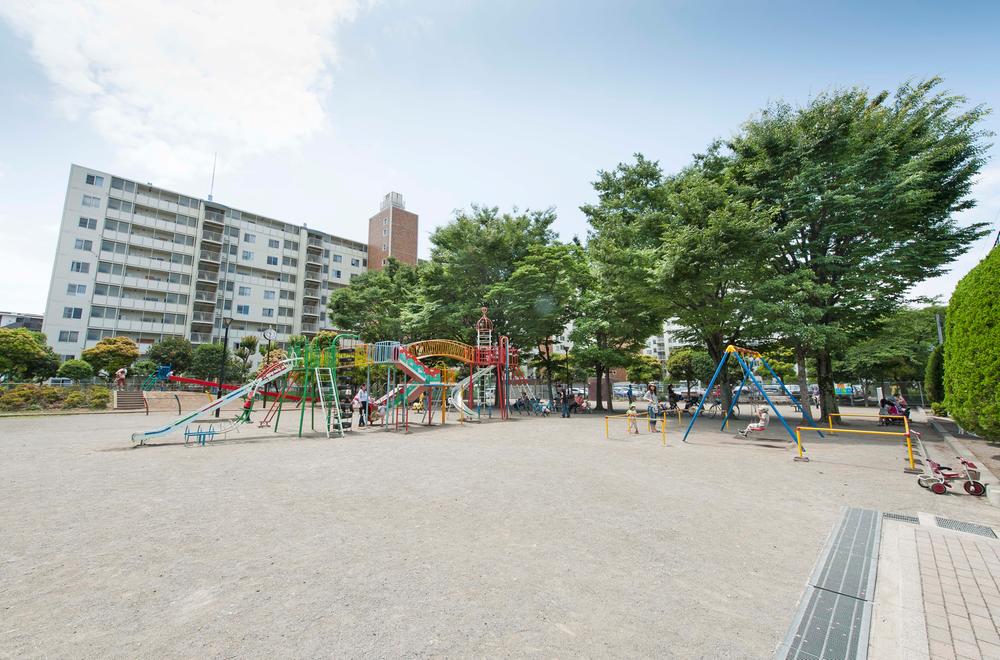 park. Shirahata 450m international commemoration children amusement of Shirahata park to park, There number is also athletic playground equipment, One of the square of the magnitude also feature. It has become a place to play the children of the family. Blooming cherry blossoms in spring, It is a beautiful park with no garbage.