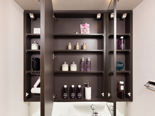 Bathing-wash room.  [Three-sided mirror back storage] The storage space provided on the back surface of the three-sided mirror, It is convenient to organize, such as cosmetics.