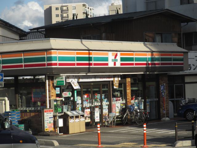 Convenience store. Seven-Eleven Urawa Shirahata 6-chome up (convenience store) 325m