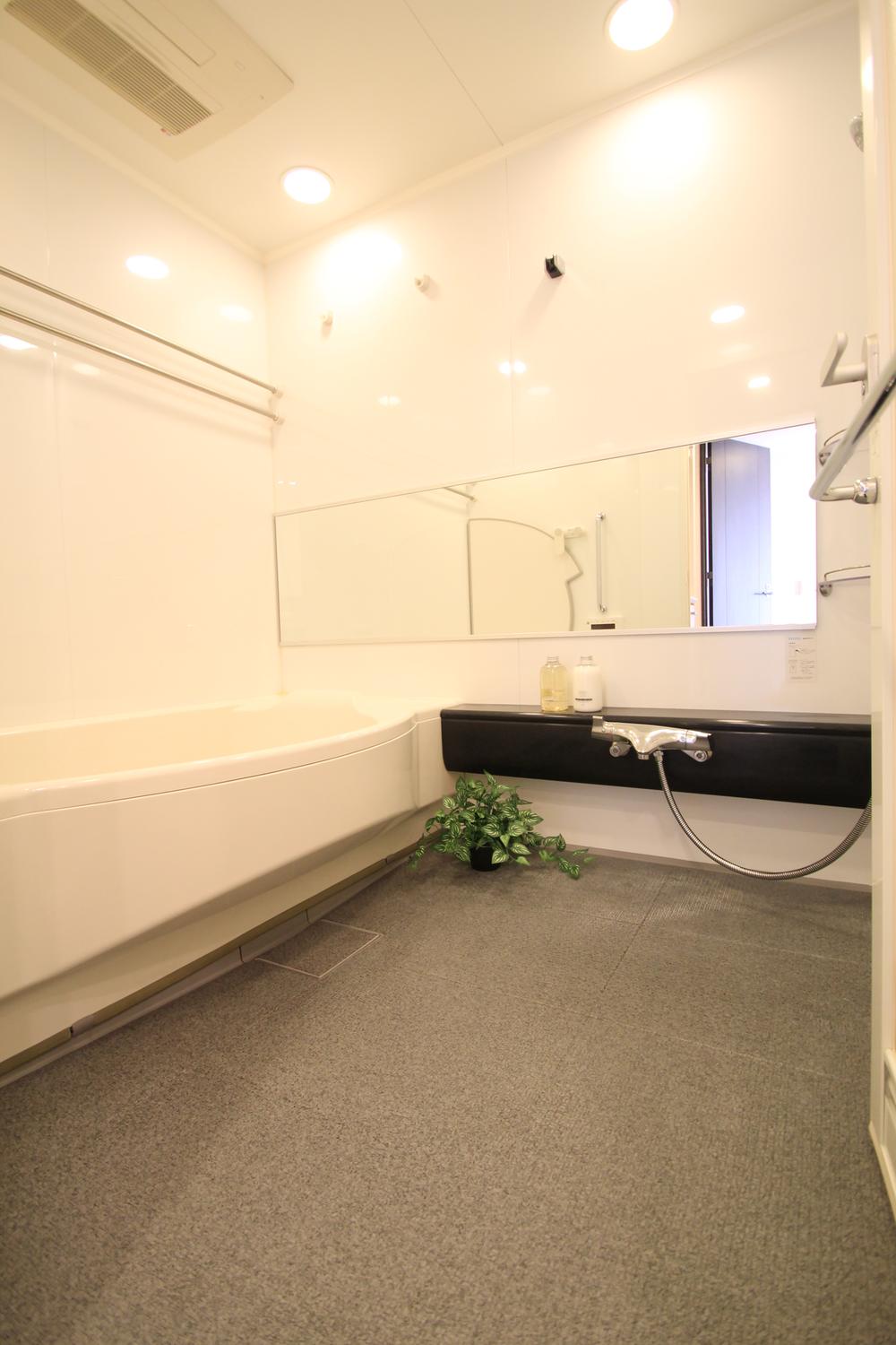 Bathroom. Low-floor type with reduced height of 1620 high-shell bathtub of spacious relaxing effect of size stride. Lighting in the bathroom adopts soft light pleasant downlight. Please enjoy the bus time of relaxation heal the fatigue of the day.