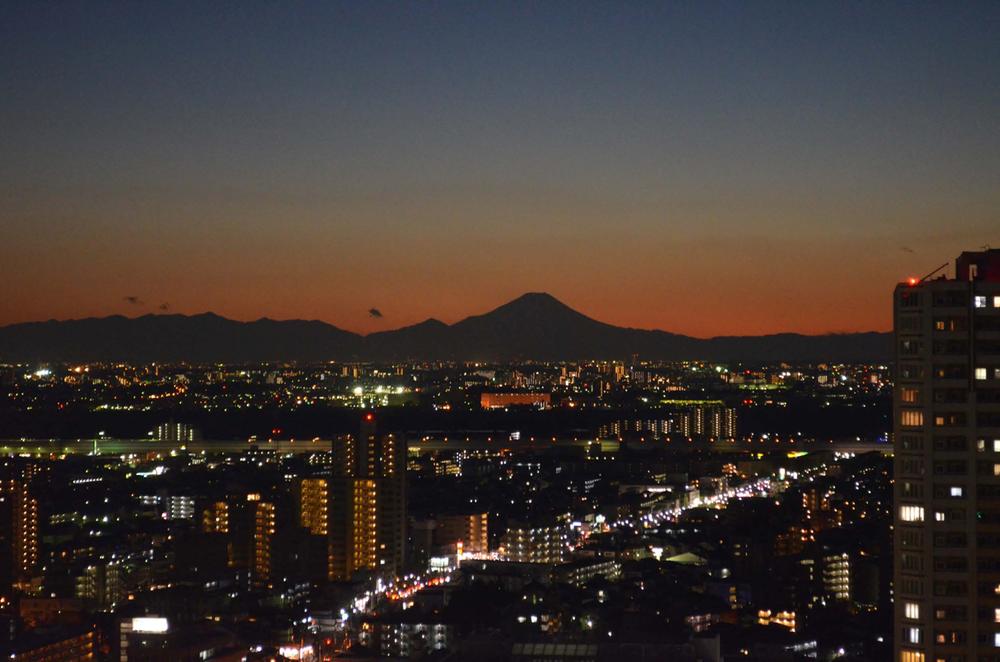 View photos from the dwelling unit. Fuji of the silhouette is crisp and. View from the night view is also beautiful living.