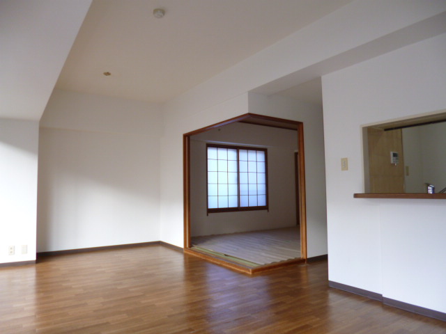 Living and room. Furthermore spacious to suit the Japanese-style room to LDK! 