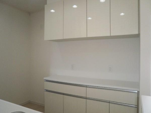 Kitchen. Plenty of back cabinet housing the daily cooking more fun