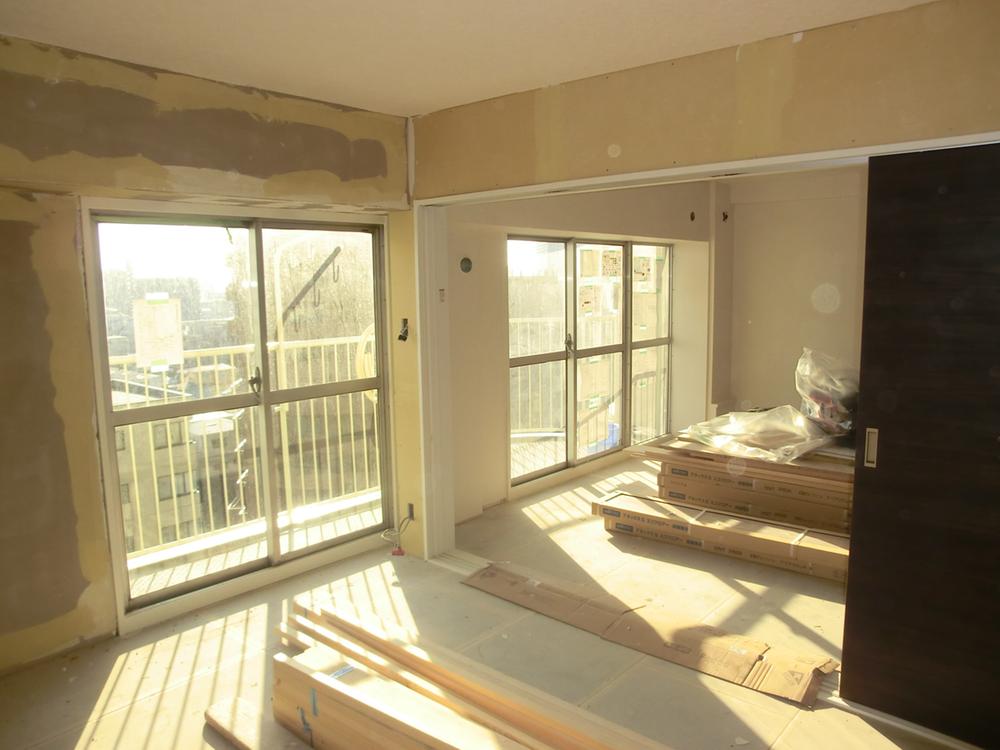 Non-living room. It is under renovation. Currently the completed