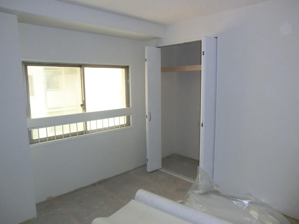 Non-living room. It is under renovation. Currently the completed