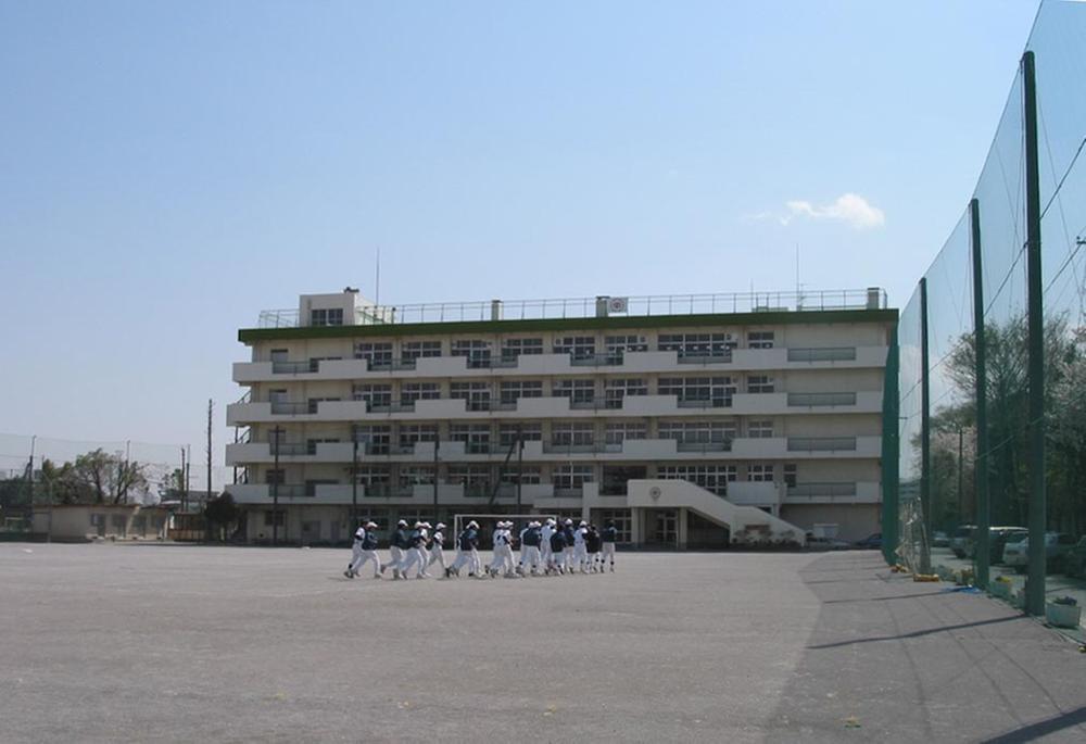 Junior high school. Shirahata 600m until junior high school