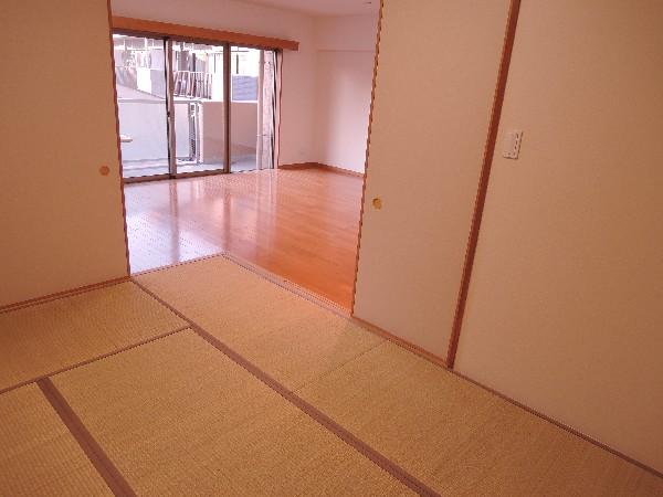 Other introspection. Living and corridor to the Japanese-style room, Put you from both