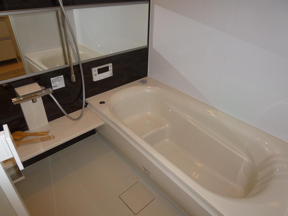 Same specifications photo (bathroom). With air-in shower thermos tub