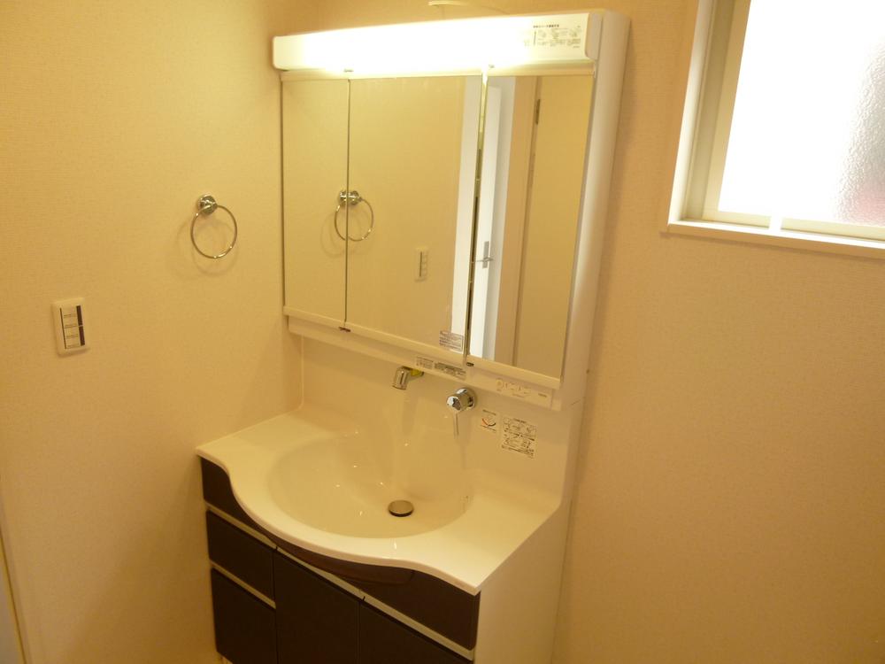 Same specifications photos (Other introspection). Three-sided mirror type vanity