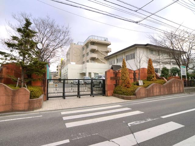 Junior high school. 860m until the Saitama Municipal Utsutani junior high school