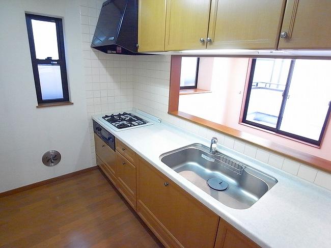 Kitchen. living ・ Face-to-face kitchen dining is visible. Widely sink side of the space usability looks good.