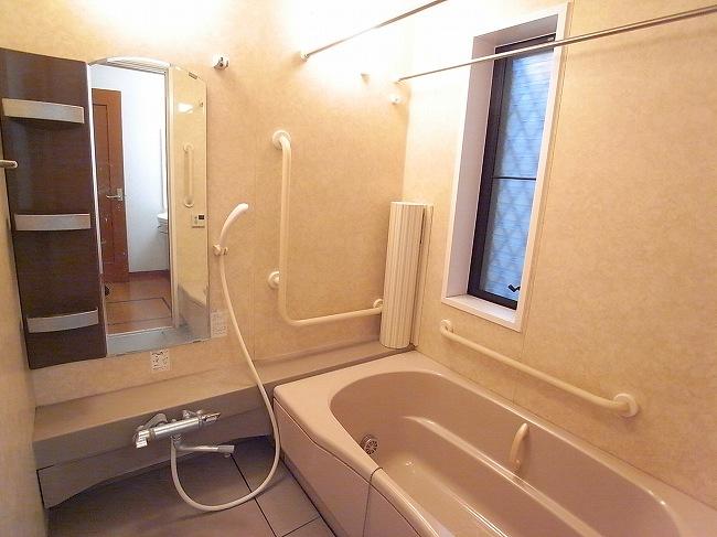 Bathroom. Heal the fatigue of the day with a bath and spacious, Recreation office!