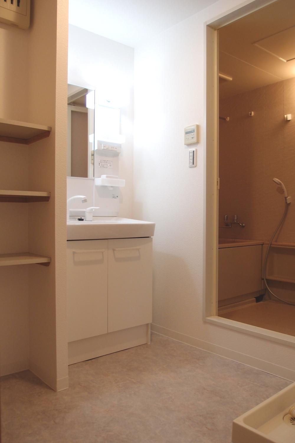 Wash basin, toilet. Wash room (January 2014) Shooting