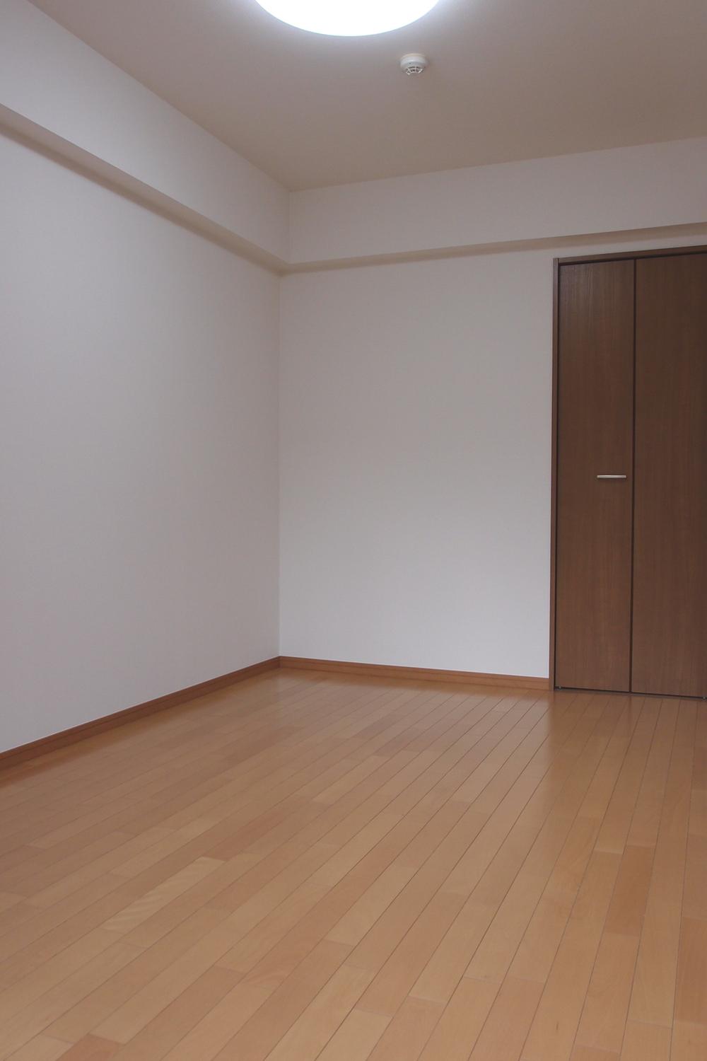 Non-living room. About 6 tatami Western-style (January 2014) Shooting