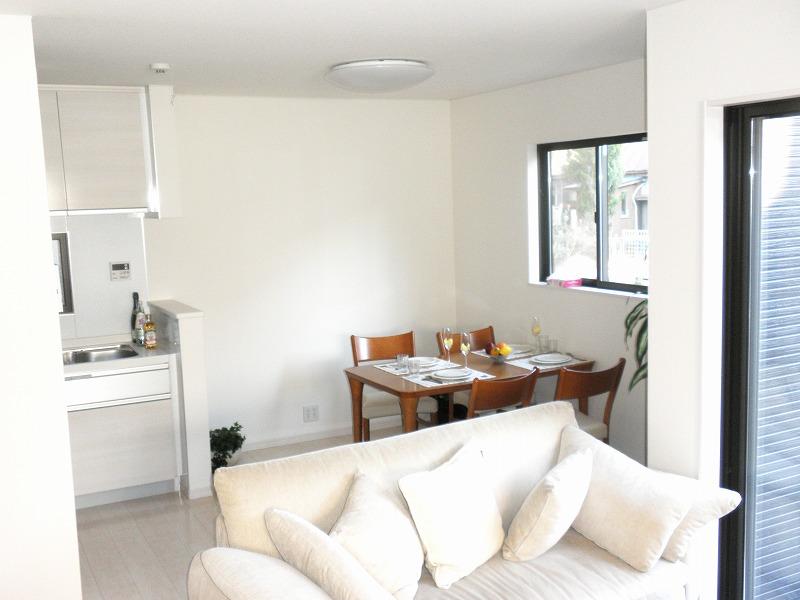 Model house photo. Station 10-minute walk ・ Japanese-style room is attractive on the same day of your tour of the Tsuzukiai in prime locations popular counter kitchen of a 2-minute Super Bergs walk ・ To immediately Available mortgage Uneasy person also please feel free to contact us