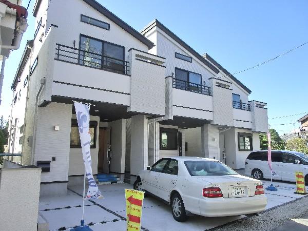 Local appearance photo. Three buildings of the house white appearance gives a bright impression. Good is the house that was using a variety of textures. You can park your car two in parallel. 