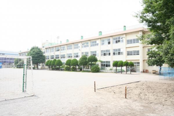 Primary school. 1040m west Urawa elementary school to elementary school