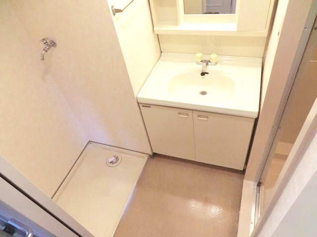 Washroom. Independent wash basin ・ There is storage room washing machine ☆ 