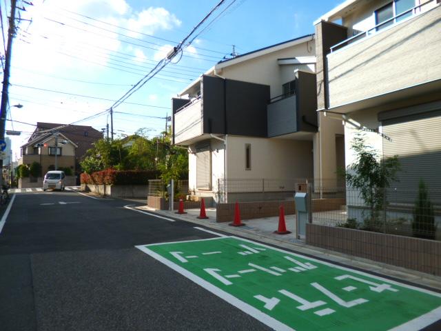 Local photos, including front road. Local (10 May 2012) shooting