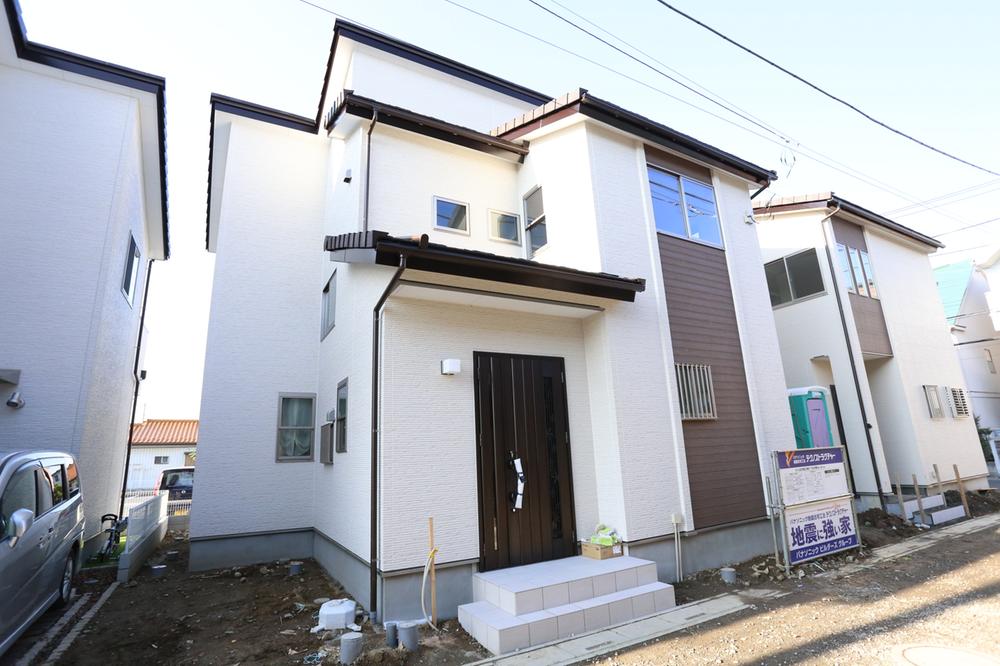 Local appearance photo. "Kubota" and "Matsushita Electric Works (now Panasonic)" residential exterior building materials sector of the business integration "Kemyu" roof tiles of the "Ruga". The outer wall wash away the dirt in the rain hydrophilic Sera