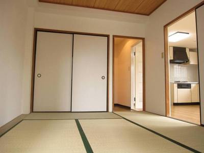 Living and room. Bright Japanese-style room facing the veranda