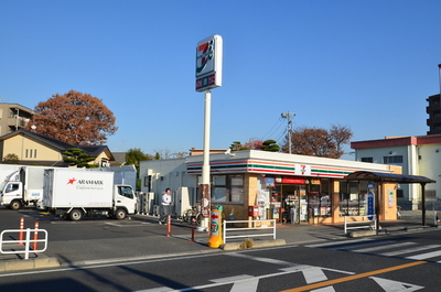 Convenience store. 550m to Seven-Eleven (convenience store)