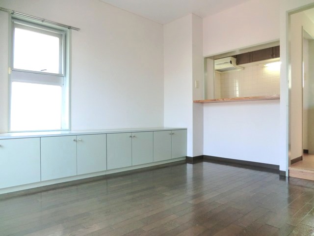 Living and room. Counter Kitchen ・ There are storage ☆