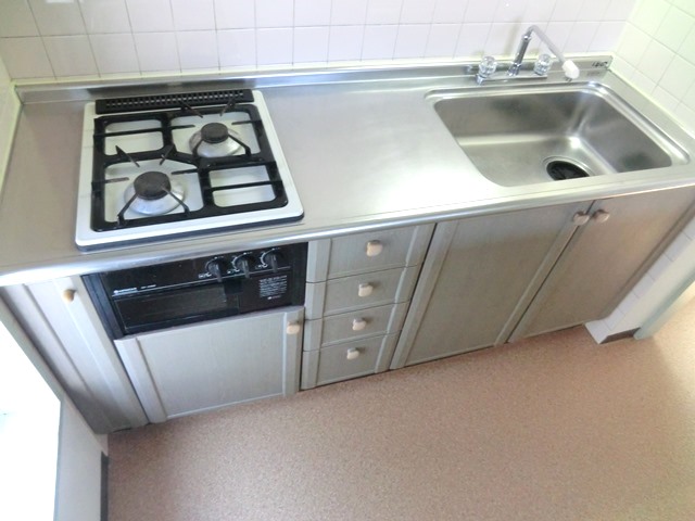 Kitchen. System kitchen ・ It is with a grill