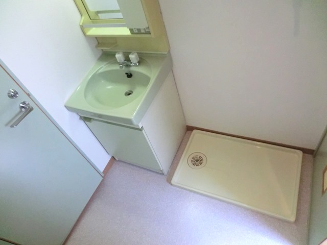 Washroom. Independent wash basin ・ There is storage room washing machine
