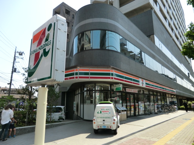 Convenience store. Seven-Eleven Minami Urawa culture dori up (convenience store) 700m