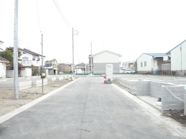 Local photos, including front road. It is 6m newly built road of development. 