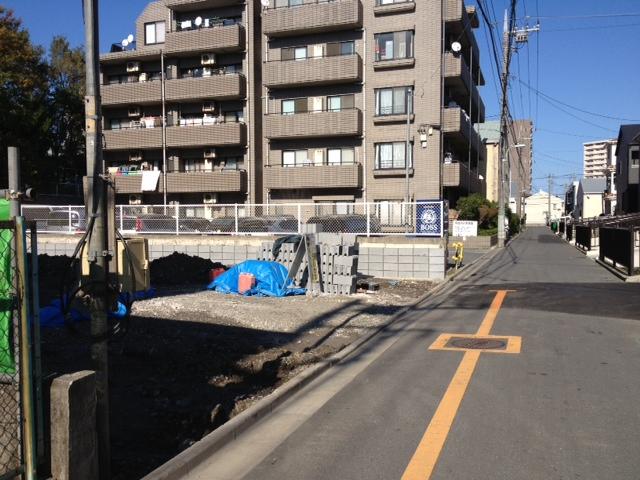 Local photos, including front road. A quiet residential area of Shirahata. It offers a quiet life since the place went a little from the main street.