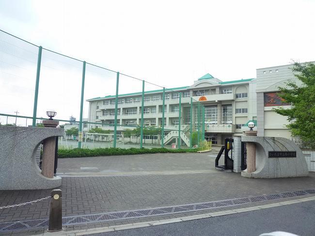 Primary school. 1269m to Saitama City toward elementary school
