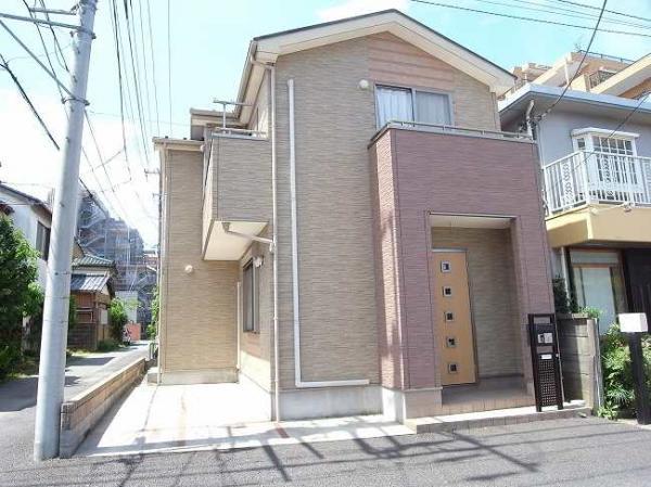 Local appearance photo. Car space one minute.
